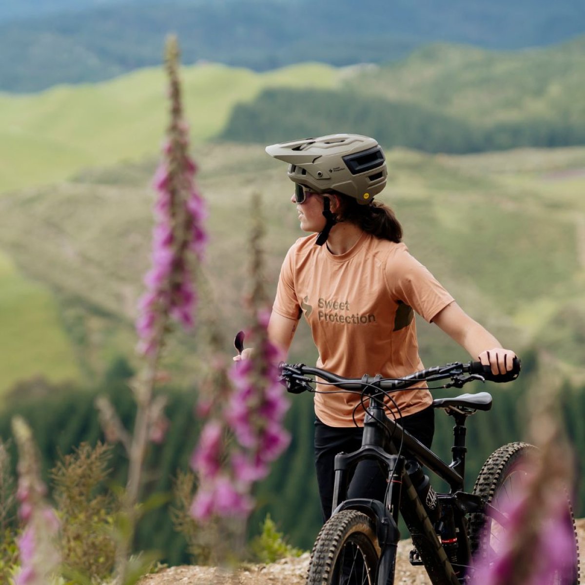 BUSHWHACKER 2VI MIPS HELMET - SEASONAL COLOURS