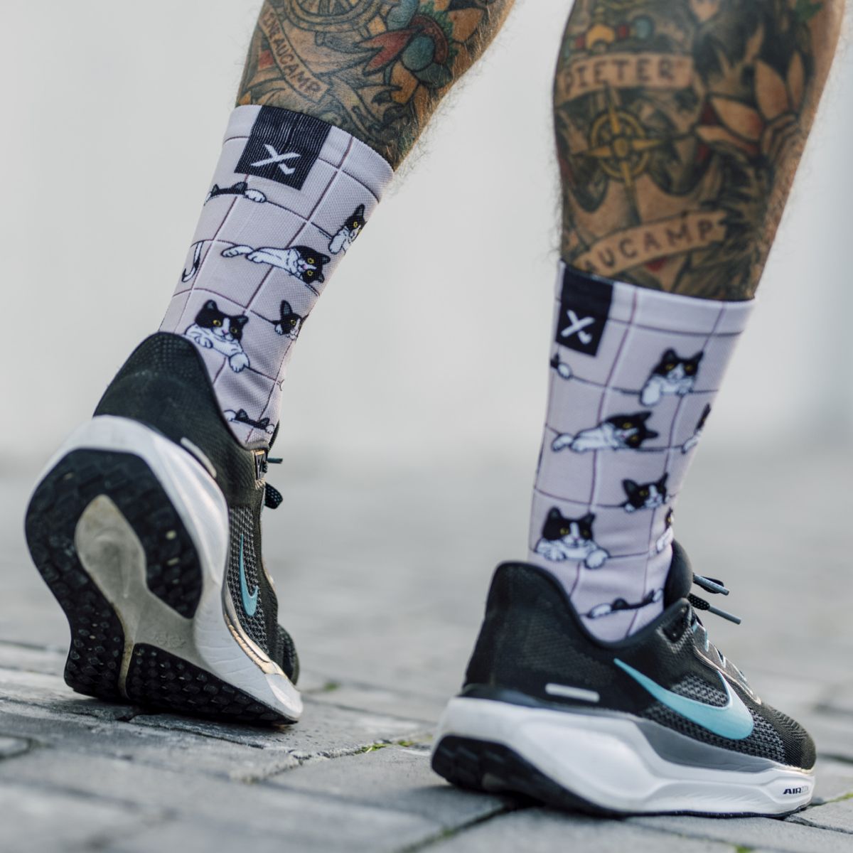 SOX FOOTWEAR - PEEKABOO PAWS CREW SOCKS