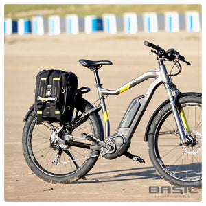 basil-miles-bicycle-bag-17l-black lifestyle 2